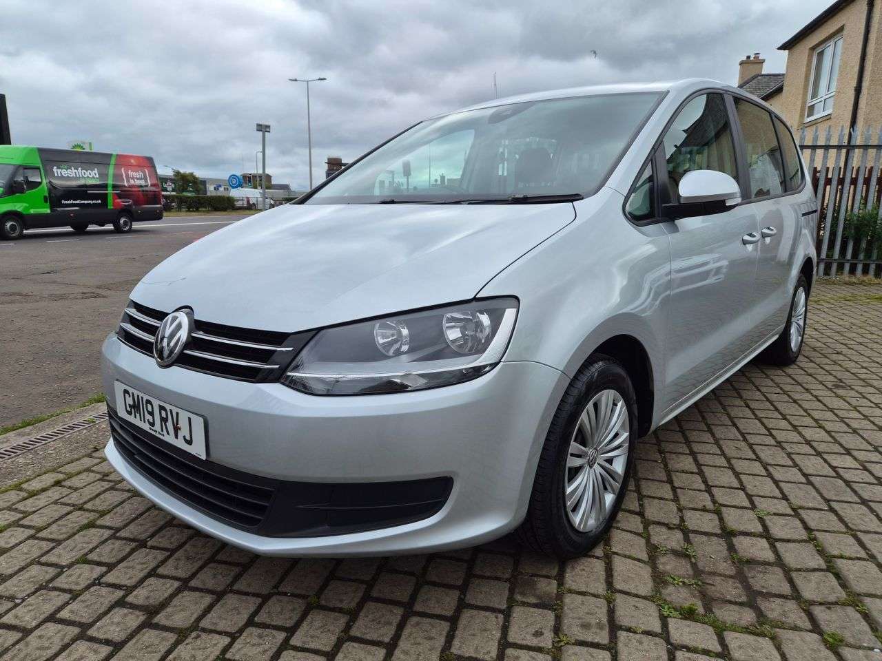 A 2019 VOLKSWAGEN SHARAN 2.0 TDI S MPV 5dr Diesel DSG Euro 6 (s/s) (150 ps) A 2019 VOLKSWAGEN SHARAN 2.0 TDI S MPV 5dr Diesel DSG Euro 6 (s/s) (150 ps)