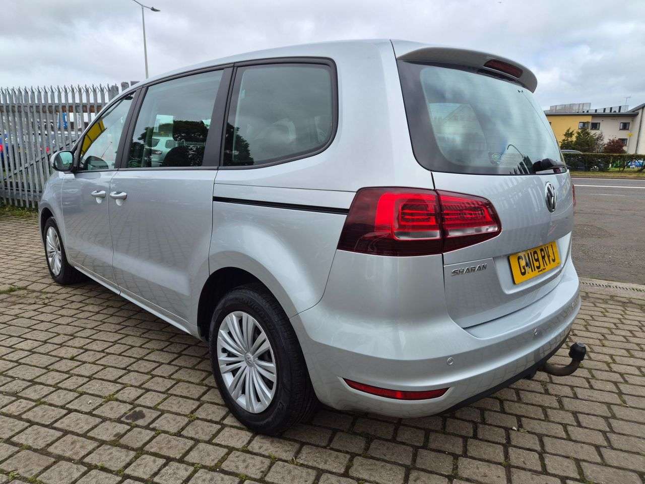 A 2019 VOLKSWAGEN SHARAN 2.0 TDI S MPV 5dr Diesel DSG Euro 6 (s/s) (150 ps) A 2019 VOLKSWAGEN SHARAN 2.0 TDI S MPV 5dr Diesel DSG Euro 6 (s/s) (150 ps)