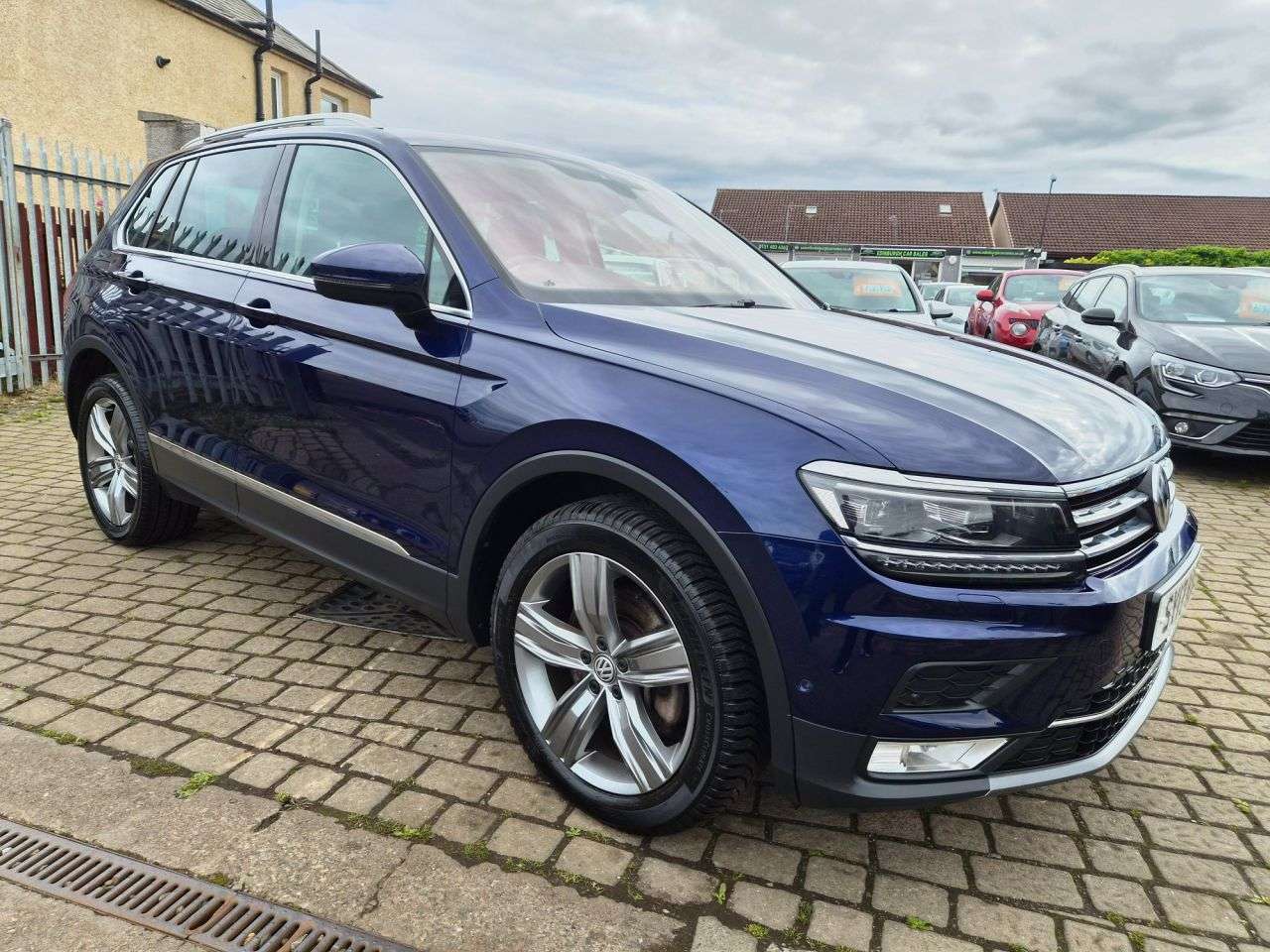 A 2017 VOLKSWAGEN TIGUAN 2.0 TDI BlueMotion Tech SEL SUV 5dr Diesel DSG 4Motion Euro 6 (s/s) (190 ps A 2017 VOLKSWAGEN TIGUAN 2.0 TDI BlueMotion Tech SEL SUV 5dr Diesel DSG 4Motion Euro 6 (s/s) (190 ps