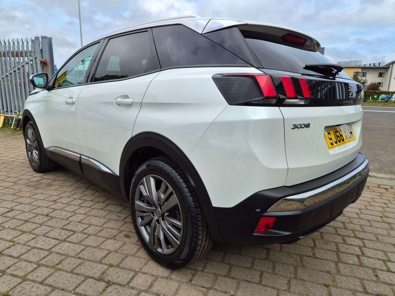 A 2018 PEUGEOT 3008 1.5 BlueHDi Allure SUV 5dr Diesel Manual Euro 6 (s/s) (130 ps) A 2018 PEUGEOT 3008 1.5 BlueHDi Allure SUV 5dr Diesel Manual Euro 6 (s/s) (130 ps)