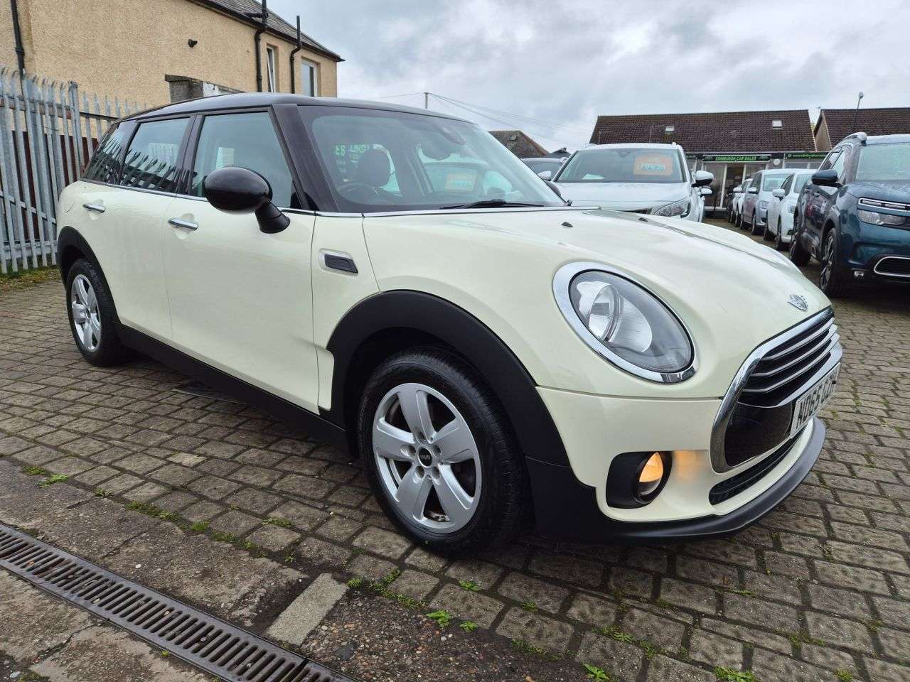 A 2015 MINI CLUBMAN 1.5 Cooper Estate 6dr Petrol Manual Euro 6 (s/s) (136 ps) A 2015 MINI CLUBMAN 1.5 Cooper Estate 6dr Petrol Manual Euro 6 (s/s) (136 ps)