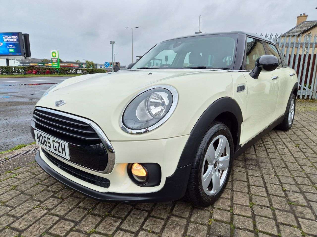A 2015 MINI CLUBMAN 1.5 Cooper Estate 6dr Petrol Manual Euro 6 (s/s) (136 ps) A 2015 MINI CLUBMAN 1.5 Cooper Estate 6dr Petrol Manual Euro 6 (s/s) (136 ps)