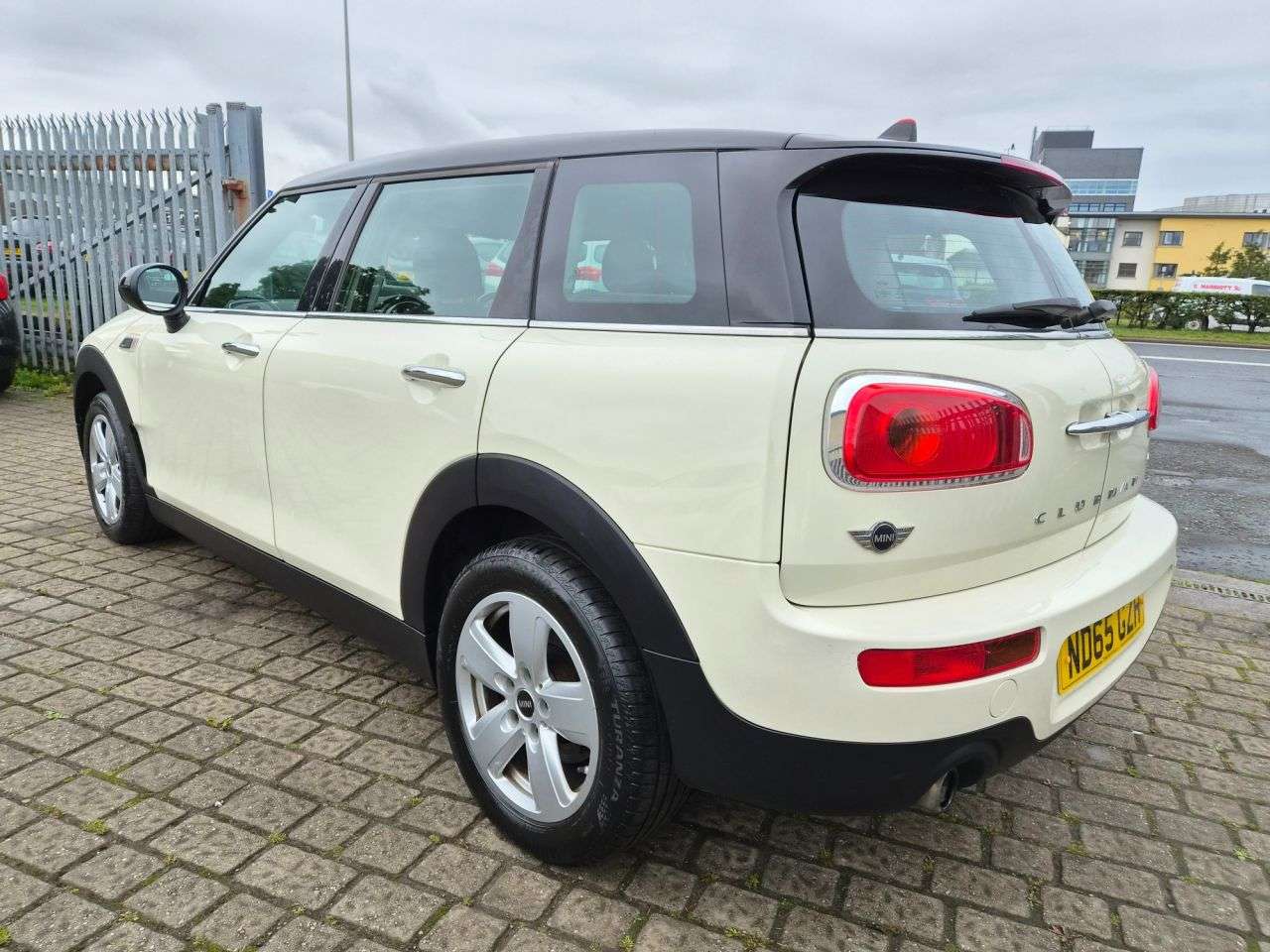 A 2015 MINI CLUBMAN 1.5 Cooper Estate 6dr Petrol Manual Euro 6 (s/s) (136 ps) A 2015 MINI CLUBMAN 1.5 Cooper Estate 6dr Petrol Manual Euro 6 (s/s) (136 ps)