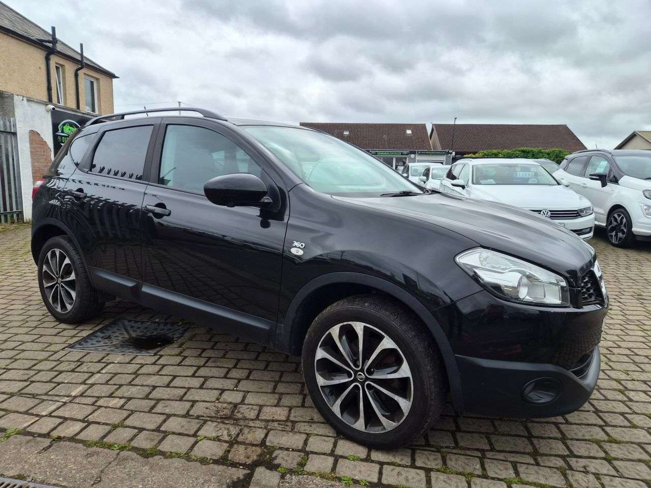 A 2013 NISSAN QASHQAI 1.6 dCi 360 SUV 5dr Diesel Manual 4WD Euro 5 (s/s) (130 ps) 2 KEYS A 2013 NISSAN QASHQAI 1.6 dCi 360 SUV 5dr Diesel Manual 4WD Euro 5 (s/s) (130 ps) 2 KEYS