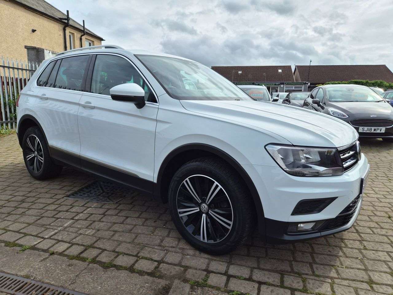 A 2018 VOLKSWAGEN TIGUAN 2.0 TDI SE Navigation SUV 5dr Diesel DSG 4Motion Euro 6 (s/s) (150 ps) A 2018 VOLKSWAGEN TIGUAN 2.0 TDI SE Navigation SUV 5dr Diesel DSG 4Motion Euro 6 (s/s) (150 ps)