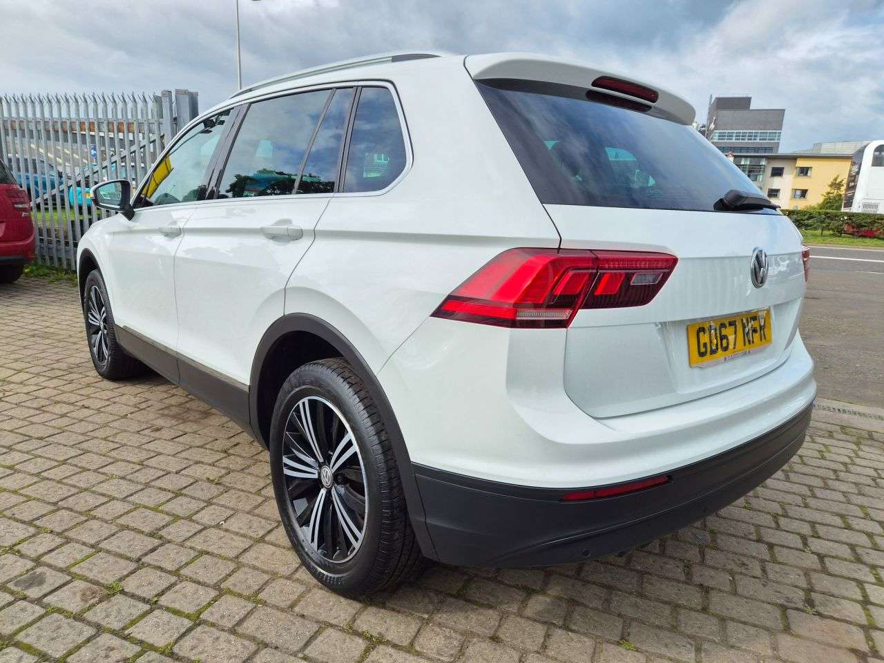 A 2018 VOLKSWAGEN TIGUAN 2.0 TDI SE Navigation SUV 5dr Diesel DSG 4Motion Euro 6 (s/s) (150 ps) A 2018 VOLKSWAGEN TIGUAN 2.0 TDI SE Navigation SUV 5dr Diesel DSG 4Motion Euro 6 (s/s) (150 ps)