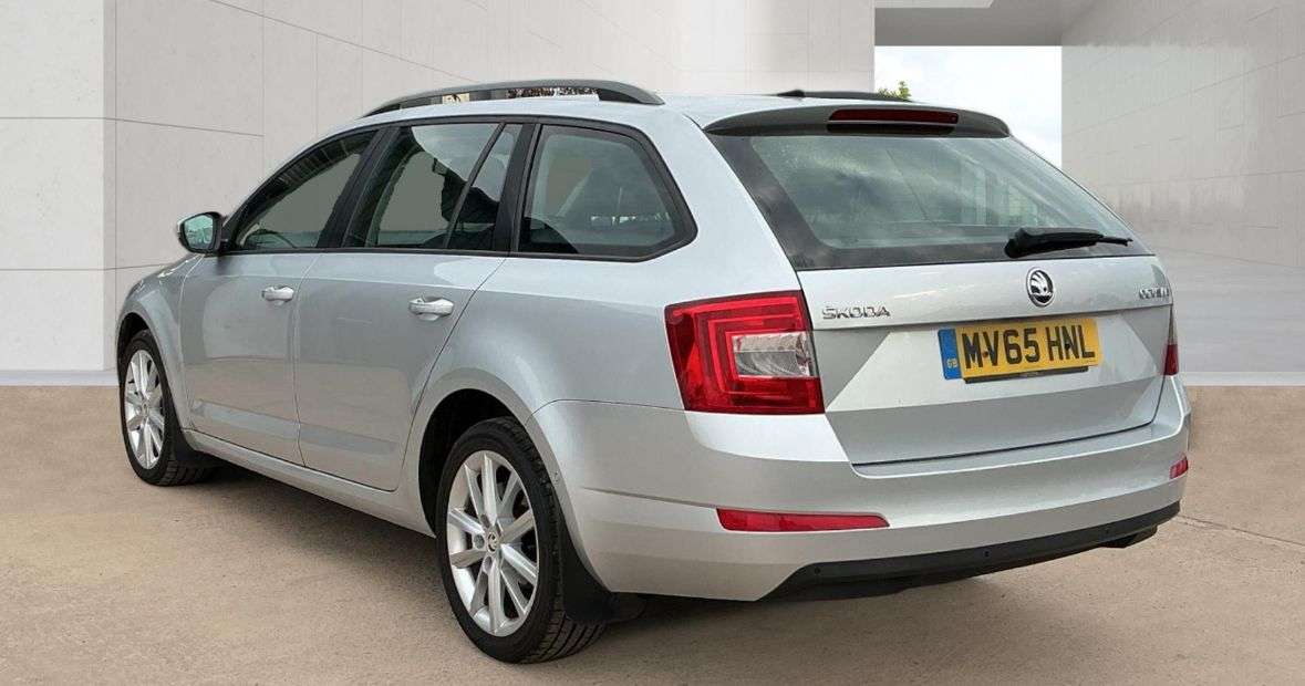 A 2015 SKODA OCTAVIA 1.6 TDI SE L Estate 5dr Diesel Manual Euro 6 (s/s) (110 ps) A 2015 SKODA OCTAVIA 1.6 TDI SE L Estate 5dr Diesel Manual Euro 6 (s/s) (110 ps)