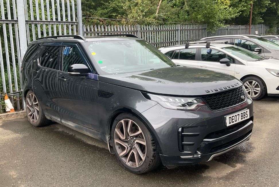 A 2017 LAND ROVER DISCOVERY 3.0 TD V6 HSE Luxury SUV 5dr Diesel Auto 4WD Euro 6 (s/s) (258 ps) A 2017 LAND ROVER DISCOVERY 3.0 TD V6 HSE Luxury SUV 5dr Diesel Auto 4WD Euro 6 (s/s) (258 ps)