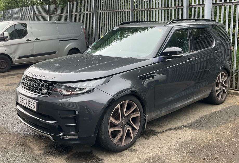 A 2017 LAND ROVER DISCOVERY 3.0 TD V6 HSE Luxury SUV 5dr Diesel Auto 4WD Euro 6 (s/s) (258 ps) A 2017 LAND ROVER DISCOVERY 3.0 TD V6 HSE Luxury SUV 5dr Diesel Auto 4WD Euro 6 (s/s) (258 ps)