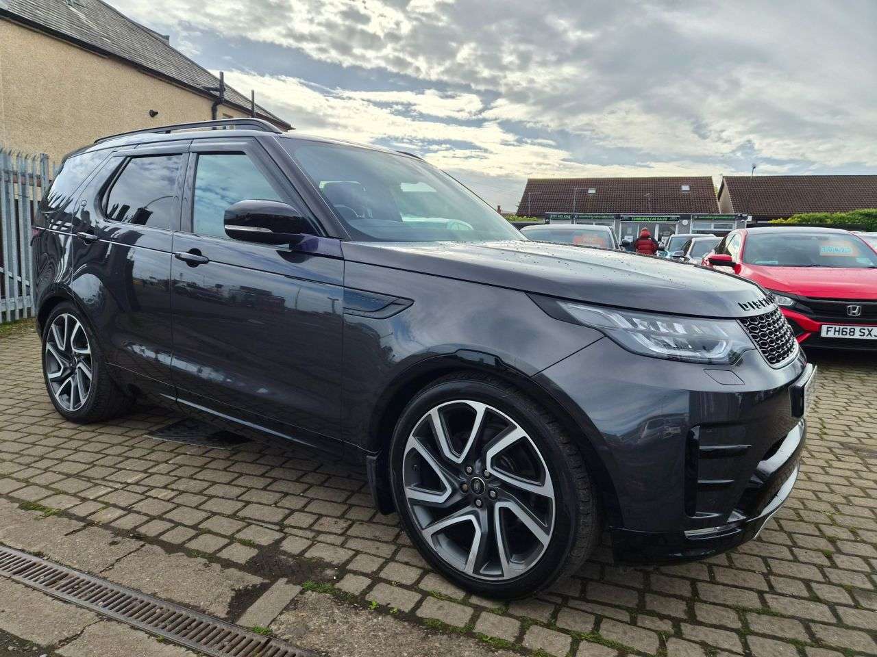 A 2017 LAND ROVER DISCOVERY 3.0 TD V6 HSE Luxury SUV 5dr Diesel Auto 4WD Euro 6 (s/s) (258 ps) A 2017 LAND ROVER DISCOVERY 3.0 TD V6 HSE Luxury SUV 5dr Diesel Auto 4WD Euro 6 (s/s) (258 ps)