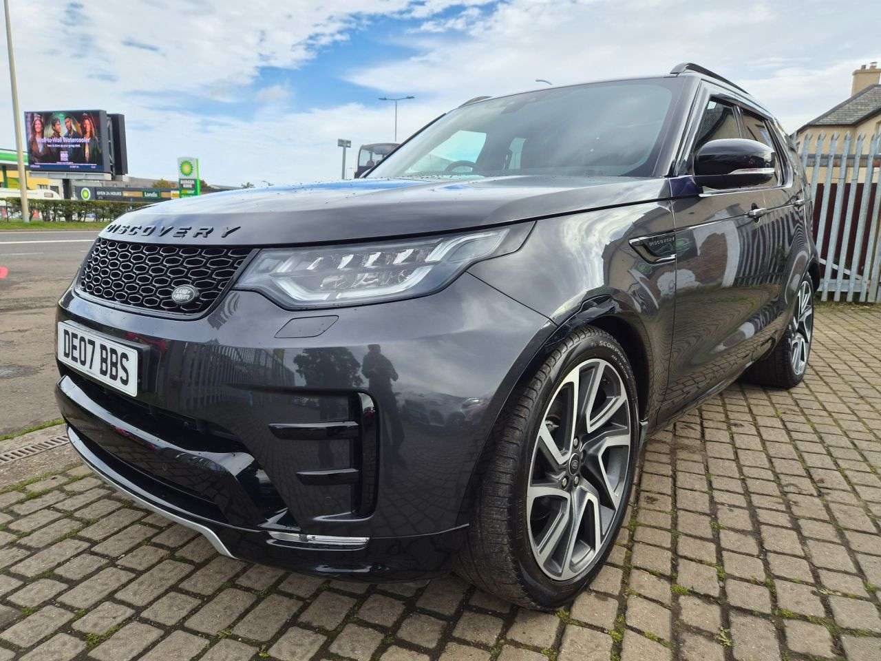 A 2017 LAND ROVER DISCOVERY 3.0 TD V6 HSE Luxury SUV 5dr Diesel Auto 4WD Euro 6 (s/s) (258 ps) A 2017 LAND ROVER DISCOVERY 3.0 TD V6 HSE Luxury SUV 5dr Diesel Auto 4WD Euro 6 (s/s) (258 ps)