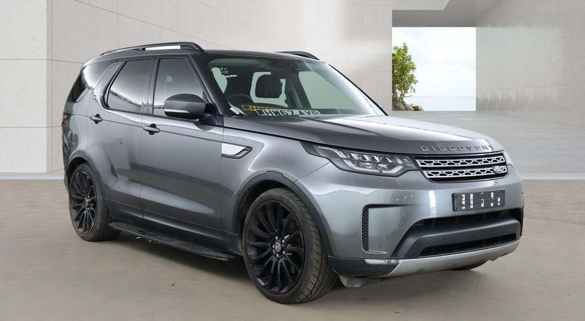 A 2017 LAND ROVER DISCOVERY 3 4.4 V8 HSE Station Wagon 5dr Petrol Automatic (354 g/km, 295 bhp) A 2017 LAND ROVER DISCOVERY 3 4.4 V8 HSE Station Wagon 5dr Petrol Automatic (354 g/km, 295 bhp)