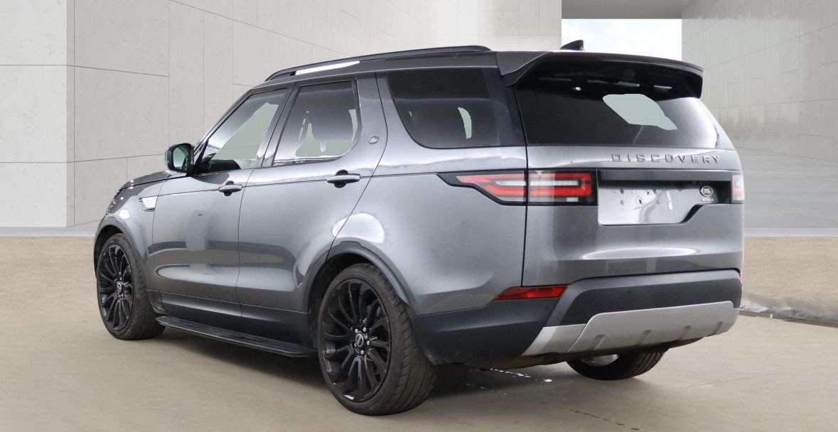 A 2017 LAND ROVER DISCOVERY 3 4.4 V8 HSE Station Wagon 5dr Petrol Automatic (354 g/km, 295 bhp) A 2017 LAND ROVER DISCOVERY 3 4.4 V8 HSE Station Wagon 5dr Petrol Automatic (354 g/km, 295 bhp)