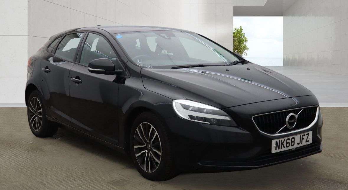 A 2018 VOLVO V40 2.0 D2 Momentum Nav Plus Hatchback 5dr Diesel Manual Euro 6 (s/s) (120 ps) A 2018 VOLVO V40 2.0 D2 Momentum Nav Plus Hatchback 5dr Diesel Manual Euro 6 (s/s) (120 ps)