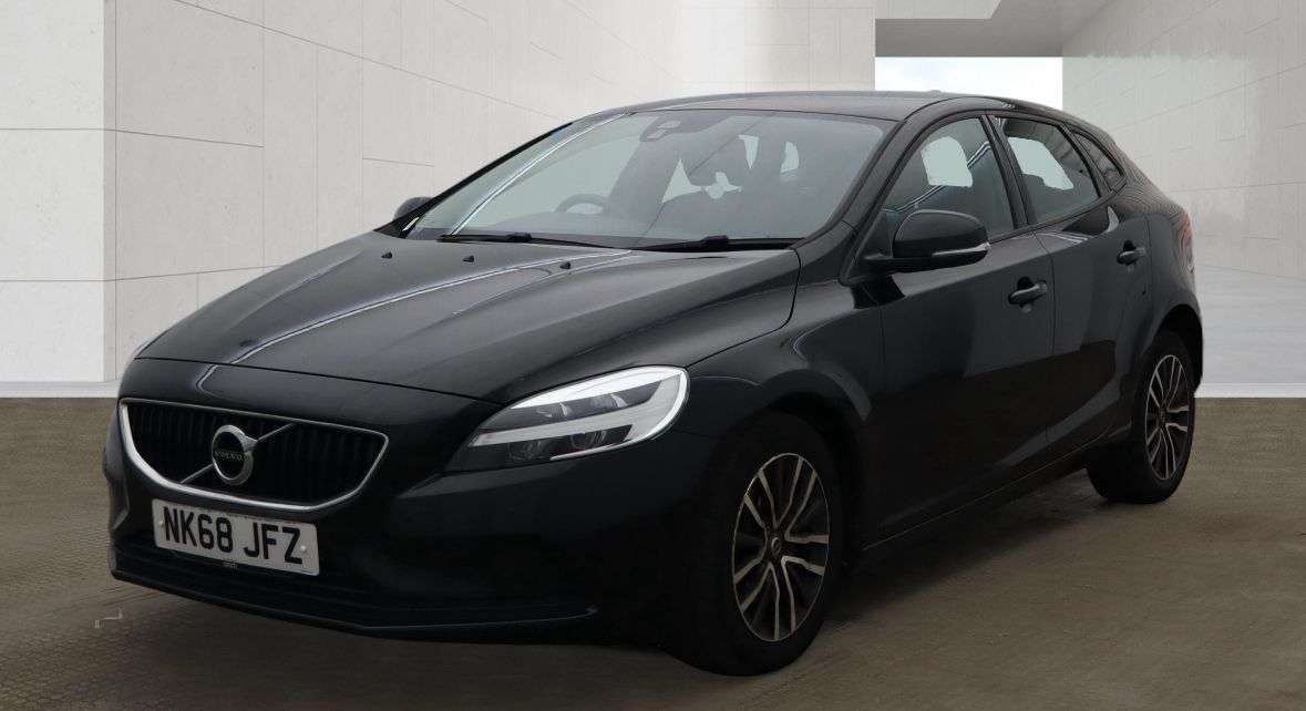 A 2018 VOLVO V40 2.0 D2 Momentum Nav Plus Hatchback 5dr Diesel Manual Euro 6 (s/s) (120 ps) A 2018 VOLVO V40 2.0 D2 Momentum Nav Plus Hatchback 5dr Diesel Manual Euro 6 (s/s) (120 ps)