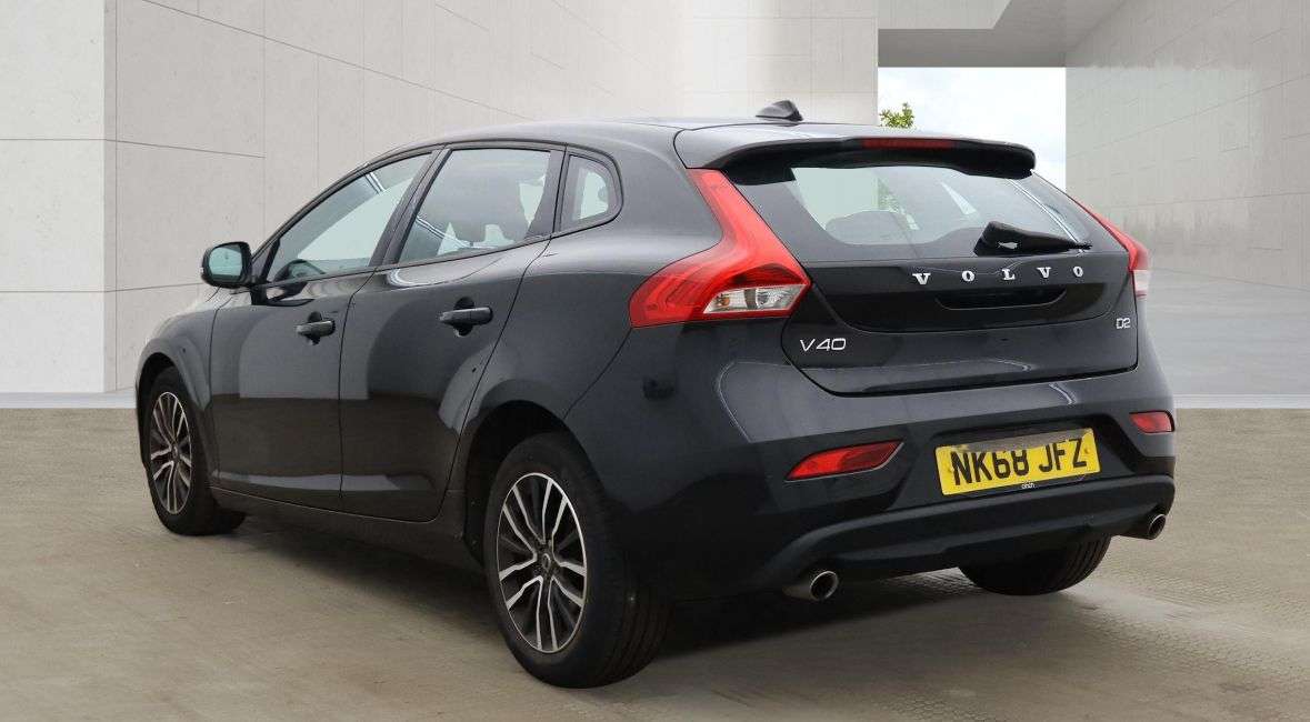 A 2018 VOLVO V40 2.0 D2 Momentum Nav Plus Hatchback 5dr Diesel Manual Euro 6 (s/s) (120 ps) A 2018 VOLVO V40 2.0 D2 Momentum Nav Plus Hatchback 5dr Diesel Manual Euro 6 (s/s) (120 ps)