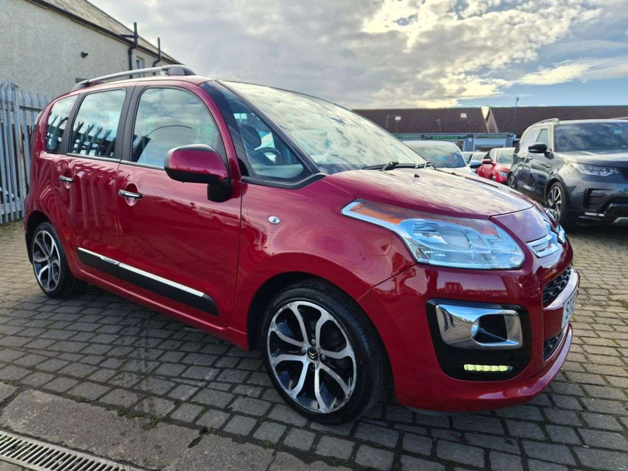 A 2015 CITROEN C3 PICASSO 1.6 HDi Selection MPV 5dr Diesel Manual Euro 5 (90 ps) A 2015 CITROEN C3 PICASSO 1.6 HDi Selection MPV 5dr Diesel Manual Euro 5 (90 ps)