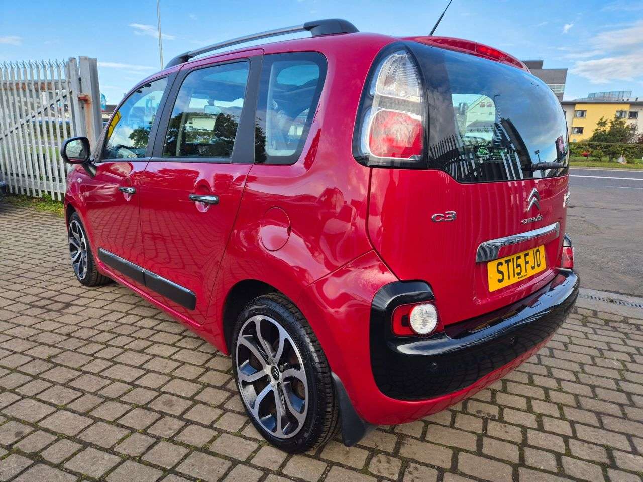 A 2015 CITROEN C3 PICASSO 1.6 HDi Selection MPV 5dr Diesel Manual Euro 5 (90 ps) A 2015 CITROEN C3 PICASSO 1.6 HDi Selection MPV 5dr Diesel Manual Euro 5 (90 ps)