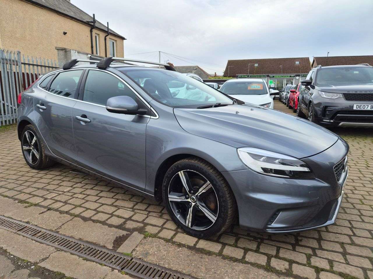 A 2017 VOLVO V40 2.0 T2 R-Design Nav Plus Hatchback 5dr Petrol Manual Euro 6 (s/s) (122 ps) A 2017 VOLVO V40 2.0 T2 R-Design Nav Plus Hatchback 5dr Petrol Manual Euro 6 (s/s) (122 ps)