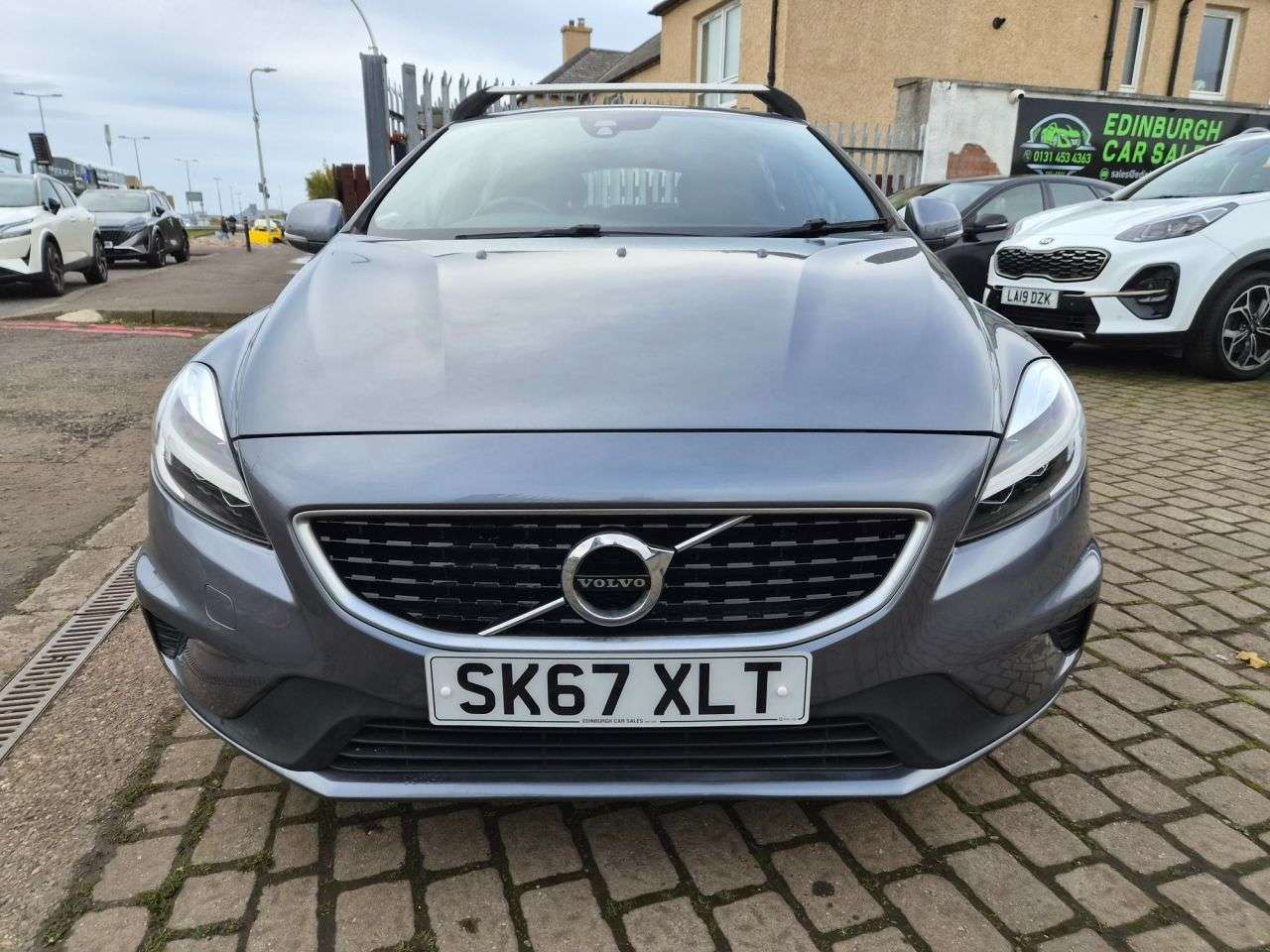 A 2017 VOLVO V40 2.0 T2 R-Design Nav Plus Hatchback 5dr Petrol Manual Euro 6 (s/s) (122 ps) A 2017 VOLVO V40 2.0 T2 R-Design Nav Plus Hatchback 5dr Petrol Manual Euro 6 (s/s) (122 ps)
