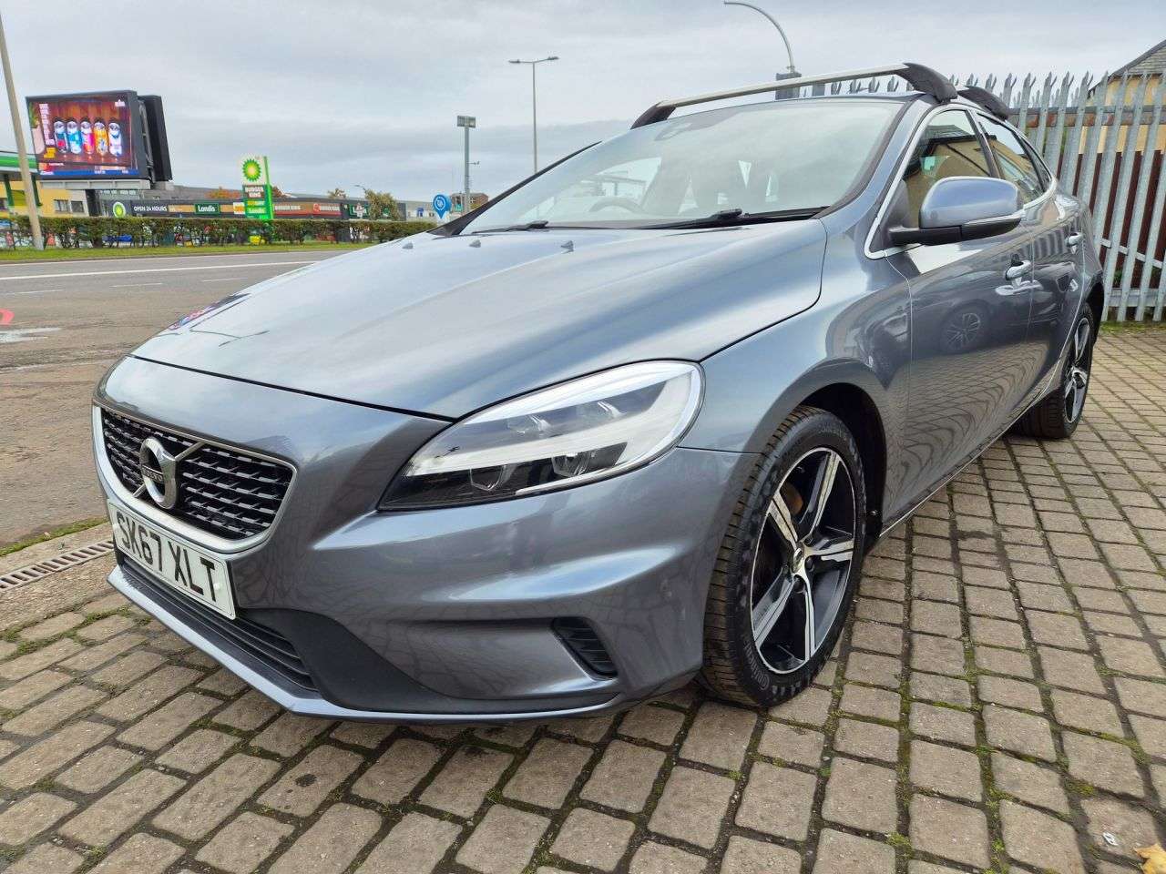 A 2017 VOLVO V40 2.0 T2 R-Design Nav Plus Hatchback 5dr Petrol Manual Euro 6 (s/s) (122 ps) A 2017 VOLVO V40 2.0 T2 R-Design Nav Plus Hatchback 5dr Petrol Manual Euro 6 (s/s) (122 ps)
