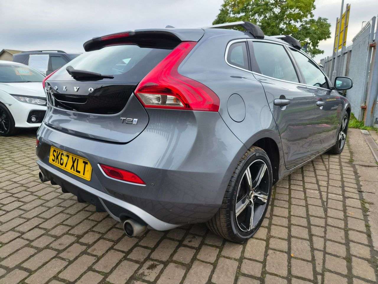2017 VOLVO V40 2017 VOLVO V40
