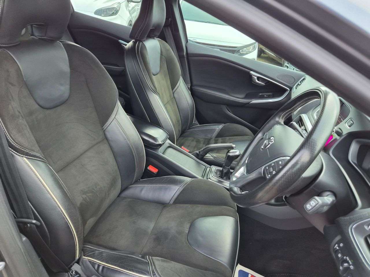 2017 VOLVO V40 2017 VOLVO V40