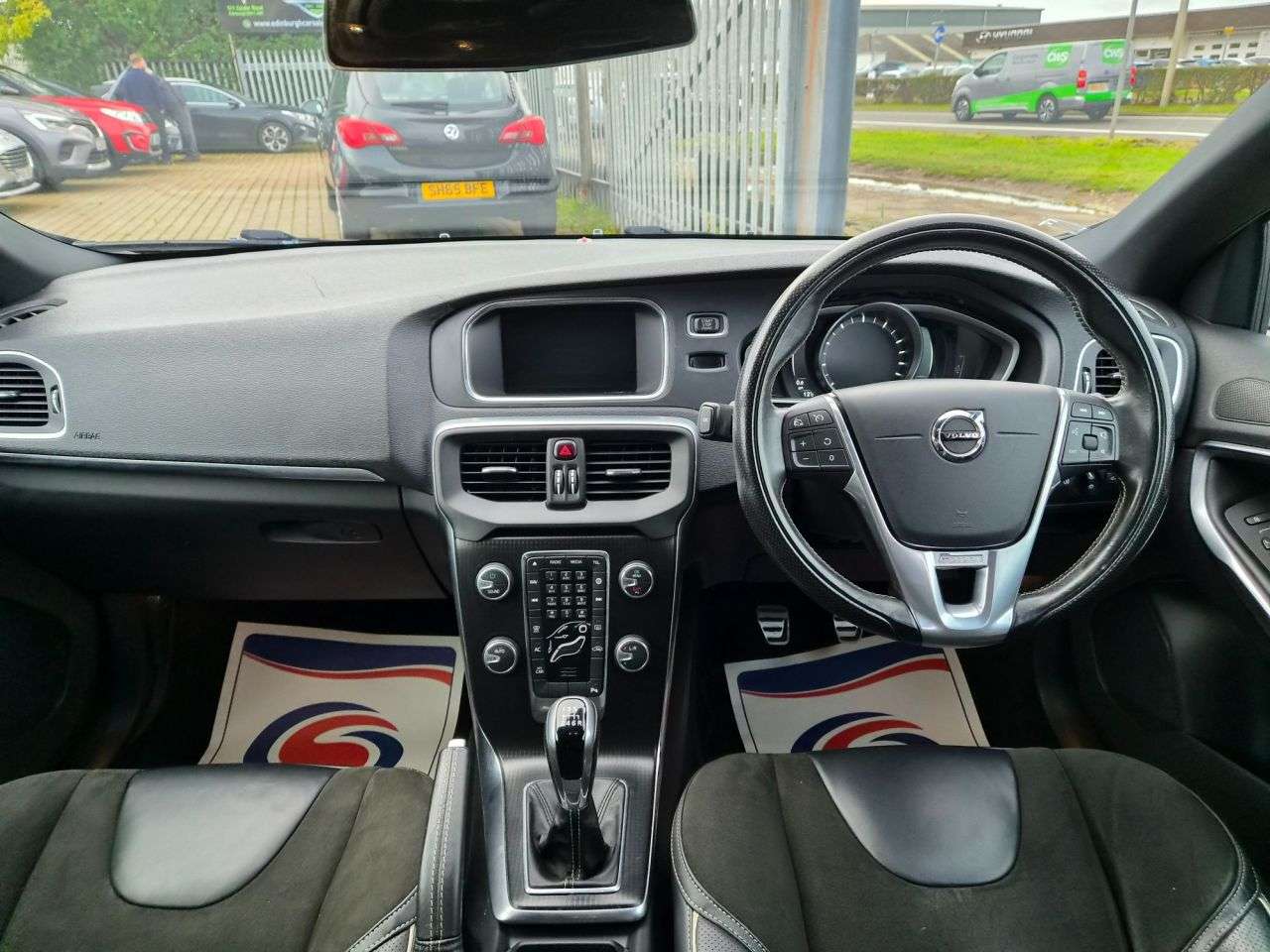 2017 VOLVO V40 2017 VOLVO V40