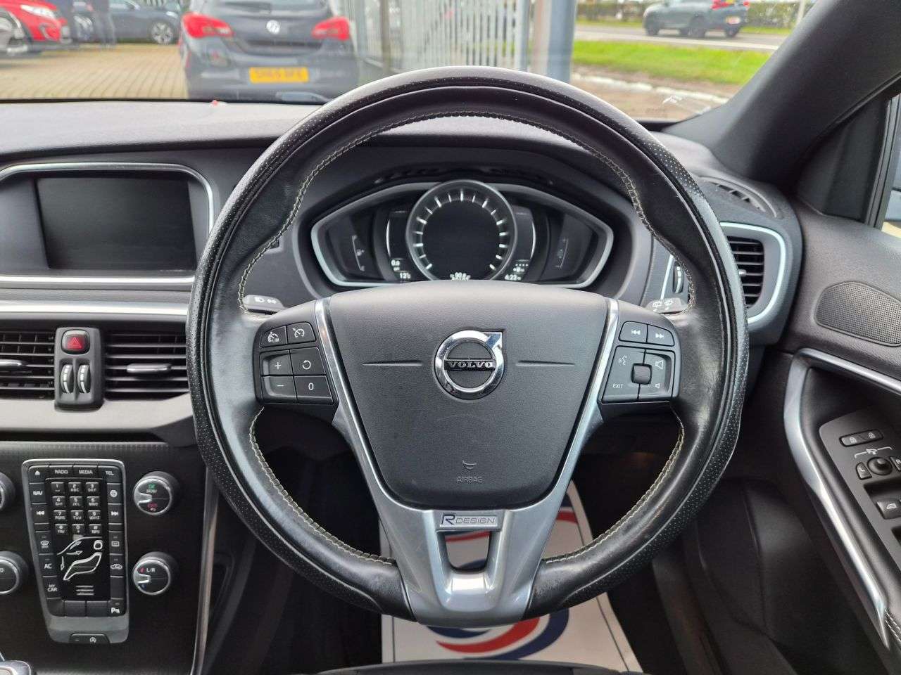 2017 VOLVO V40 2017 VOLVO V40