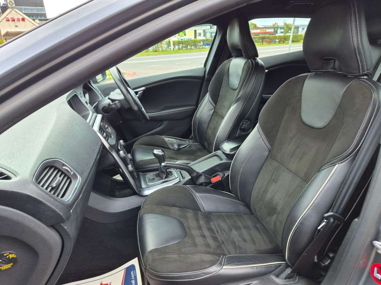 2017 VOLVO V40 2017 VOLVO V40