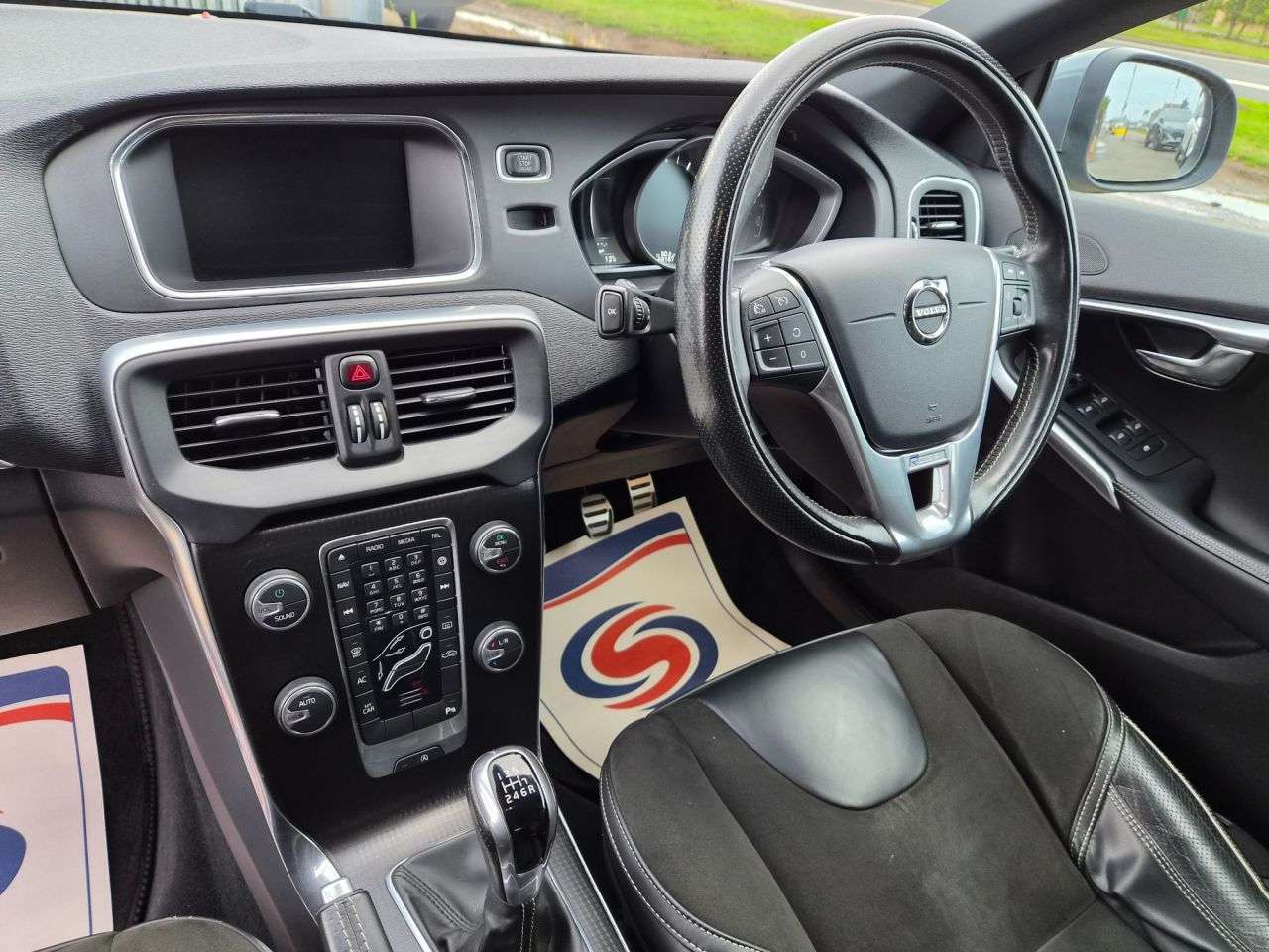 2017 VOLVO V40 2017 VOLVO V40