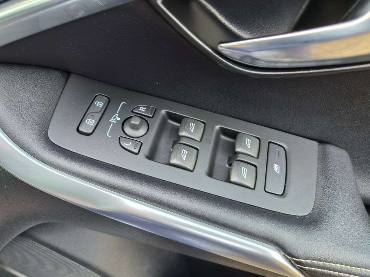 2017 VOLVO V40 2017 VOLVO V40