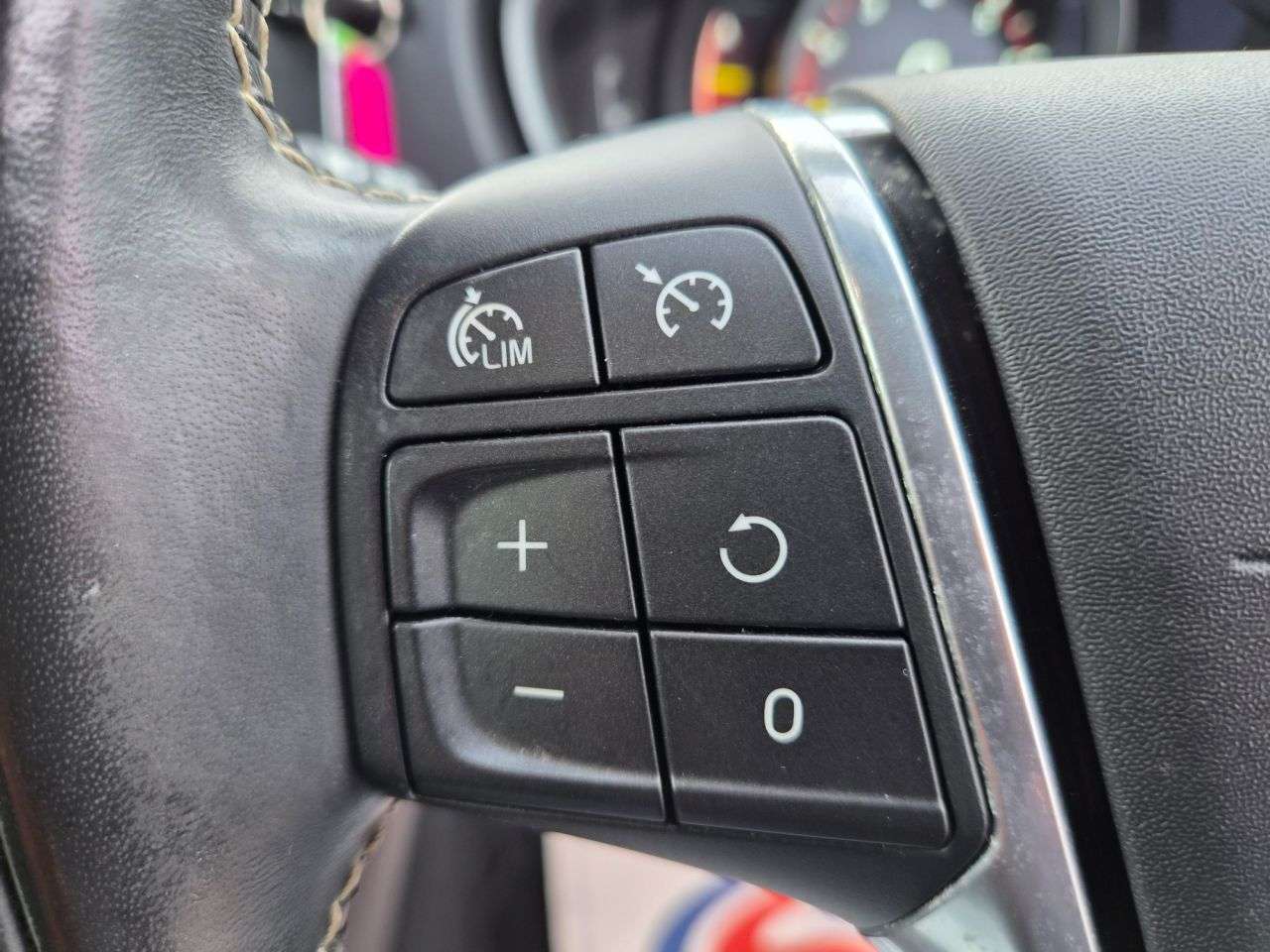 2017 VOLVO V40 2017 VOLVO V40
