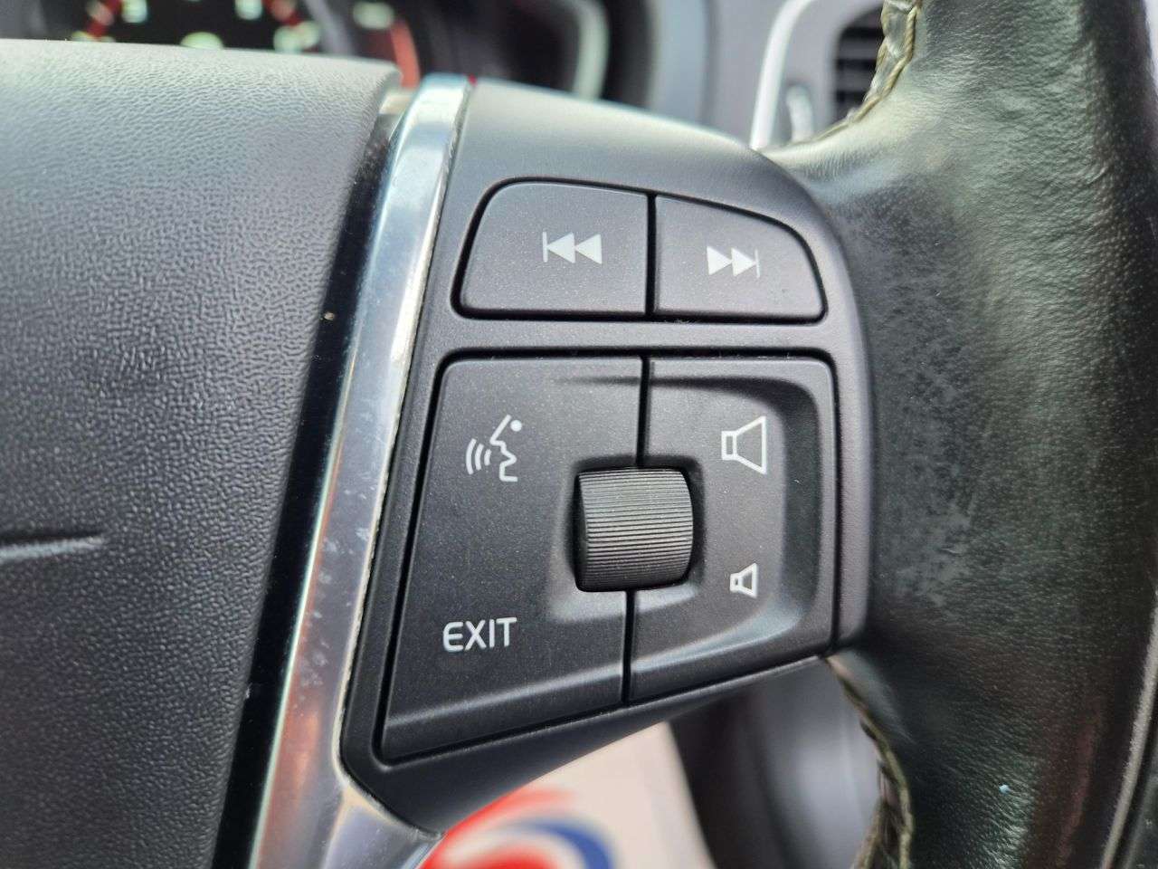 2017 VOLVO V40 2017 VOLVO V40