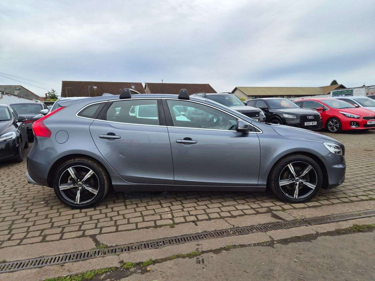 2017 VOLVO V40 2017 VOLVO V40