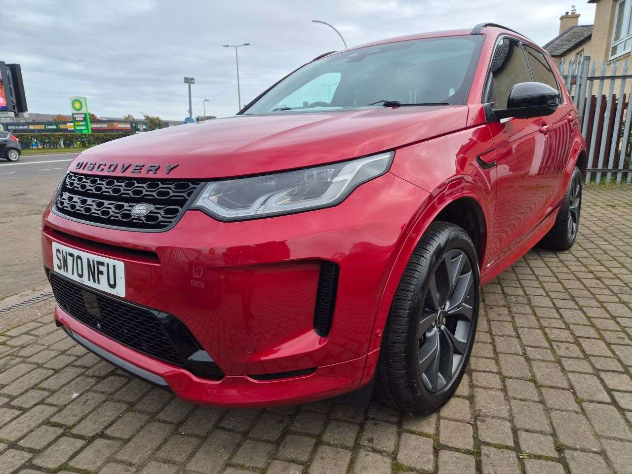 A 2021 LAND ROVER DISCOVERY SPORT 2.0 D200 MHEV R-Dynamic SE SUV 5dr Diesel Auto 4WD Euro 6 (s/s) (204 ps) A 2021 LAND ROVER DISCOVERY SPORT 2.0 D200 MHEV R-Dynamic SE SUV 5dr Diesel Auto 4WD Euro 6 (s/s) (204 ps)