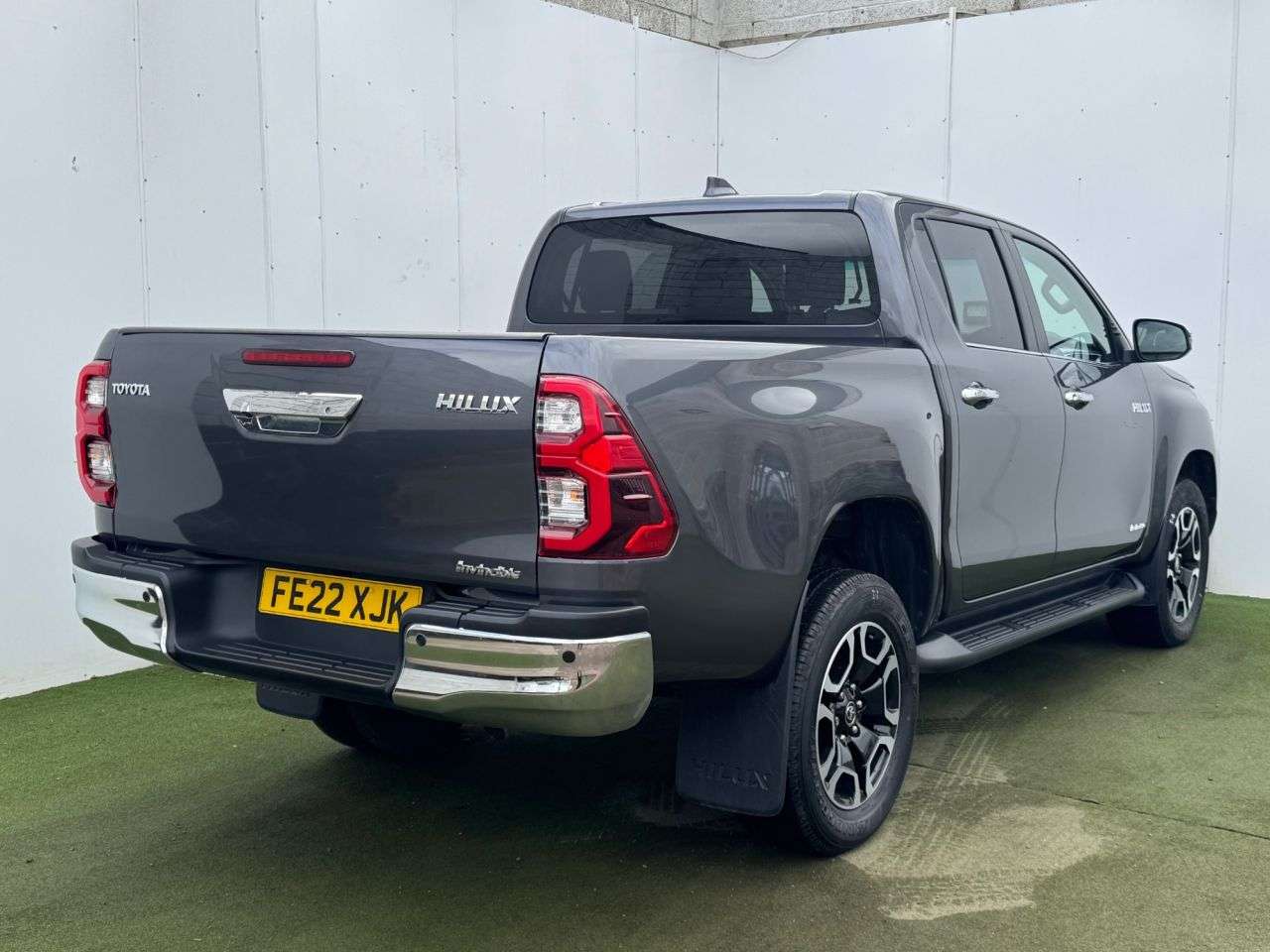 A 2022 TOYOTA HI-LUX 2.8 D-4D Invincible Pickup Double Cab 4dr Diesel Manual 4WD Euro 6 (s/s) (2 A 2022 TOYOTA HI-LUX 2.8 D-4D Invincible Pickup Double Cab 4dr Diesel Manual 4WD Euro 6 (s/s) (2