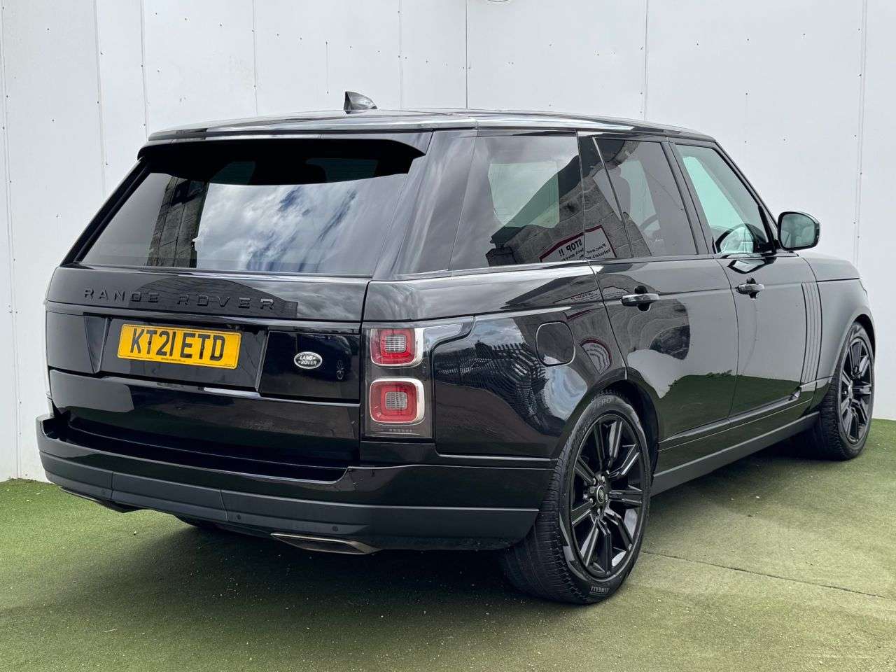 A 2021 LAND ROVER RANGE ROVER 2.0 P400e 13.1kWh Westminster Black SUV 5dr Petrol Plug-in Hybrid Auto 4WD A 2021 LAND ROVER RANGE ROVER 2.0 P400e 13.1kWh Westminster Black SUV 5dr Petrol Plug-in Hybrid Auto 4WD