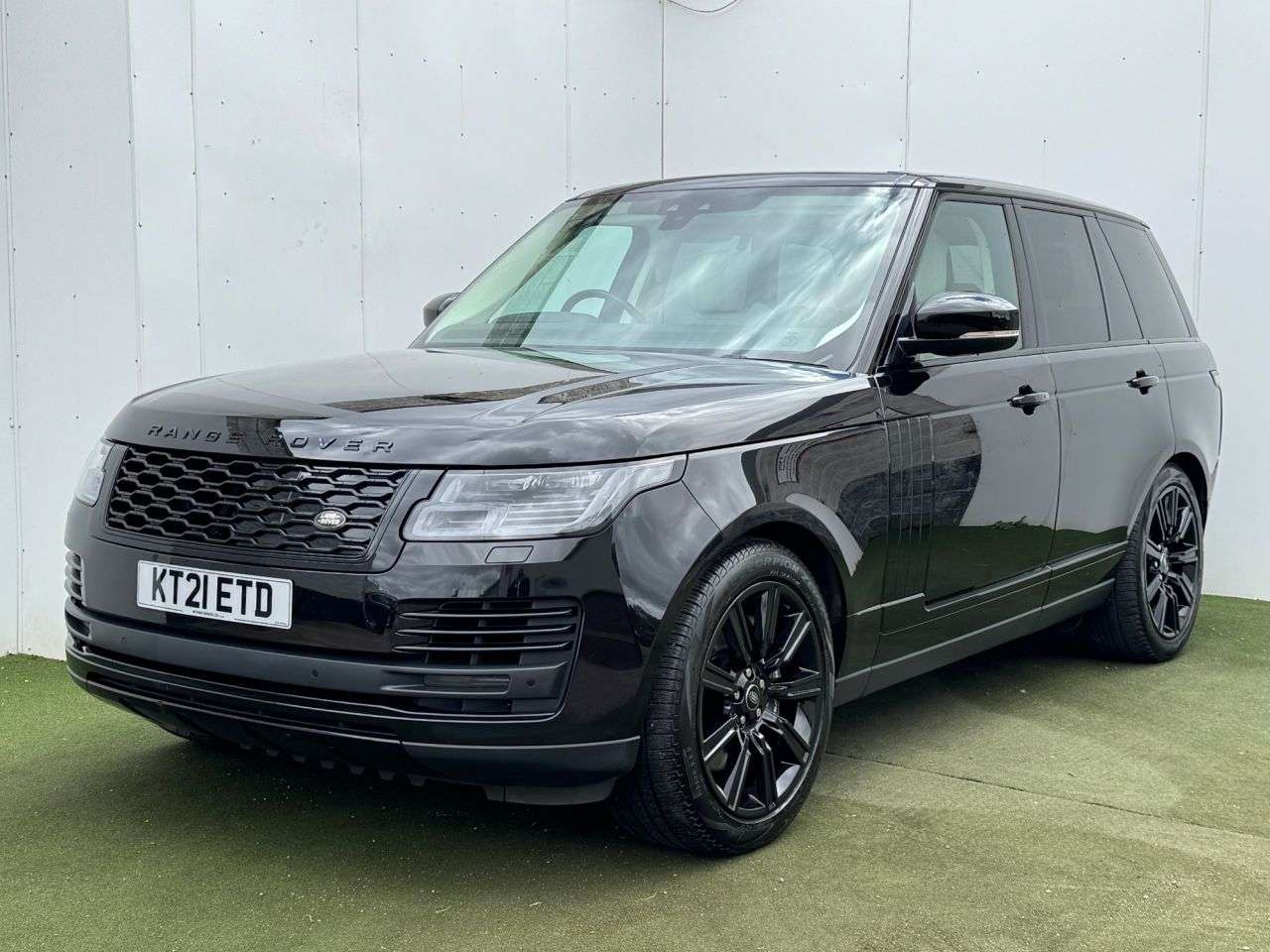 A 2021 LAND ROVER RANGE ROVER 2.0 P400e 13.1kWh Westminster Black SUV 5dr Petrol Plug-in Hybrid Auto 4WD A 2021 LAND ROVER RANGE ROVER 2.0 P400e 13.1kWh Westminster Black SUV 5dr Petrol Plug-in Hybrid Auto 4WD