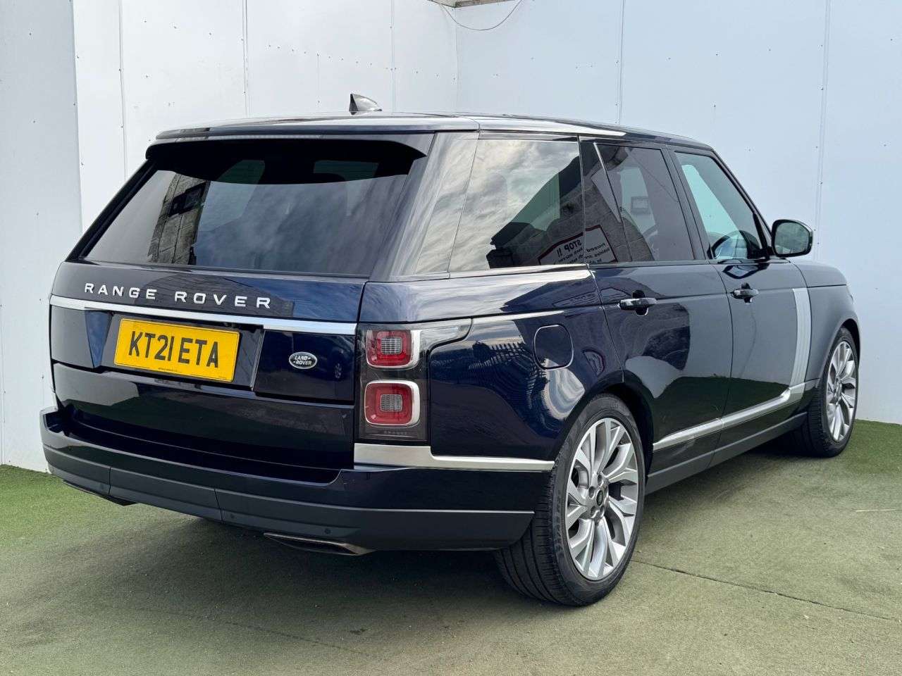 A 2021 LAND ROVER RANGE ROVER 2.0 P400e 13.1kWh Westminster SUV 5dr Petrol Plug-in Hybrid Auto 4WD Euro 6 A 2021 LAND ROVER RANGE ROVER 2.0 P400e 13.1kWh Westminster SUV 5dr Petrol Plug-in Hybrid Auto 4WD Euro 6
