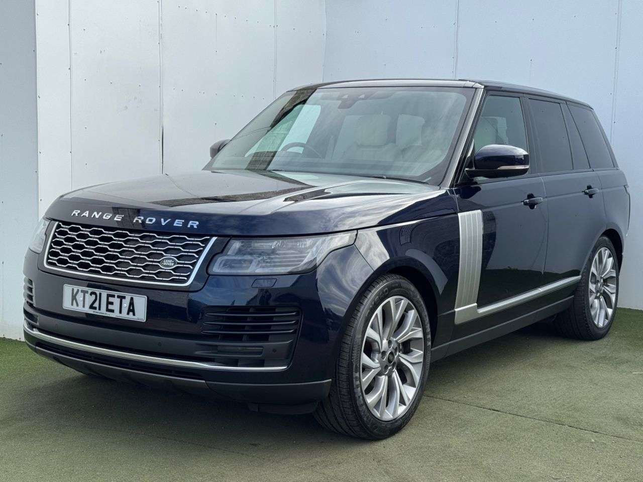 A 2021 LAND ROVER RANGE ROVER 2.0 P400e 13.1kWh Westminster SUV 5dr Petrol Plug-in Hybrid Auto 4WD Euro 6 A 2021 LAND ROVER RANGE ROVER 2.0 P400e 13.1kWh Westminster SUV 5dr Petrol Plug-in Hybrid Auto 4WD Euro 6
