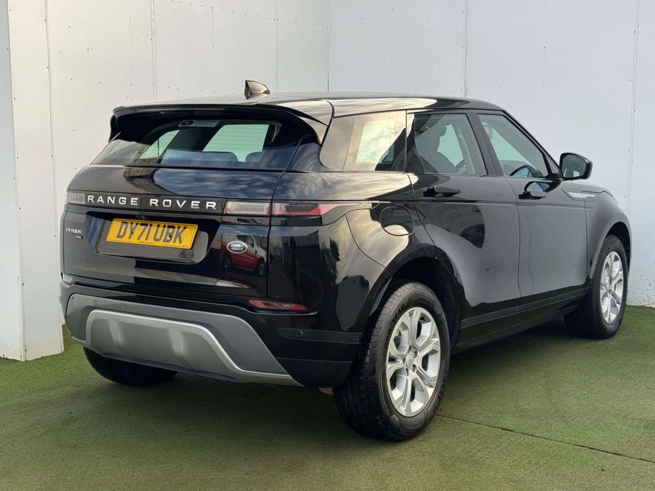 A 2021 LAND ROVER RANGE ROVER EVOQUE 1.5 P300e 12.2kWh S SUV 5dr Petrol Plug-in Hybrid Auto 4WD Euro 6 (s/s) (30 A 2021 LAND ROVER RANGE ROVER EVOQUE 1.5 P300e 12.2kWh S SUV 5dr Petrol Plug-in Hybrid Auto 4WD Euro 6 (s/s) (30