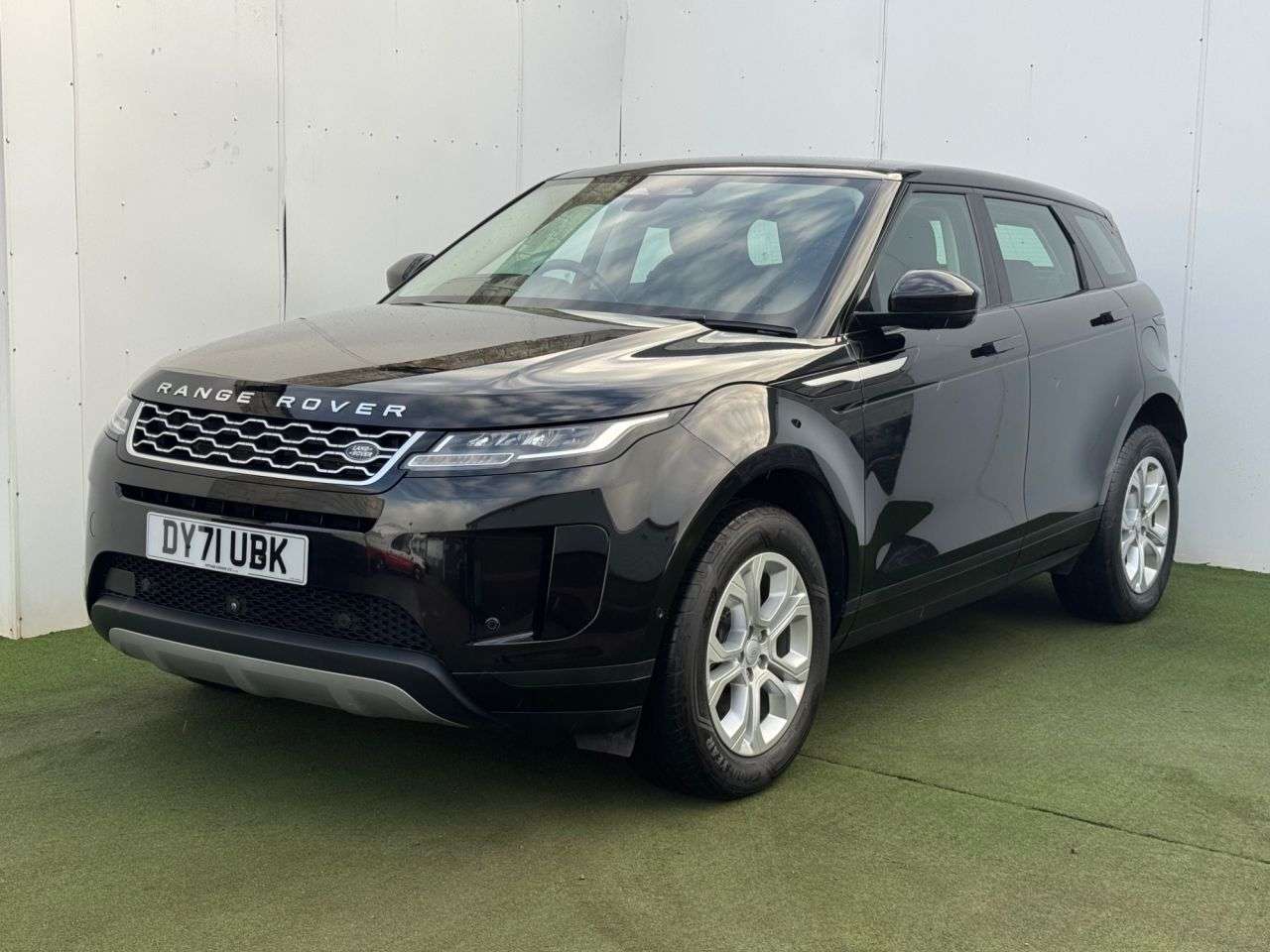 A 2021 LAND ROVER RANGE ROVER EVOQUE 1.5 P300e 12.2kWh S SUV 5dr Petrol Plug-in Hybrid Auto 4WD Euro 6 (s/s) (30 A 2021 LAND ROVER RANGE ROVER EVOQUE 1.5 P300e 12.2kWh S SUV 5dr Petrol Plug-in Hybrid Auto 4WD Euro 6 (s/s) (30