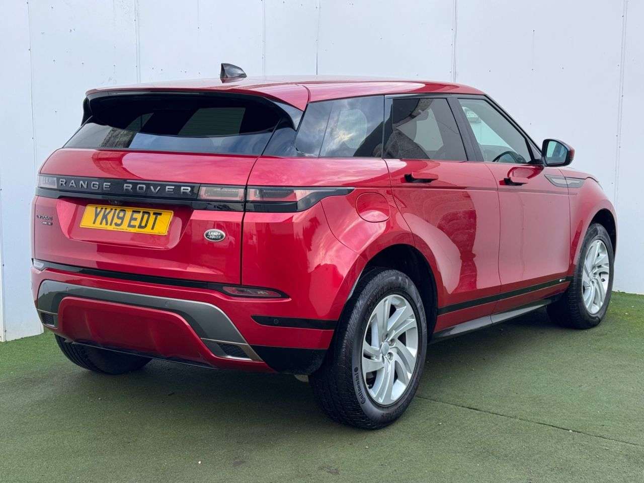 A 2019 LAND ROVER RANGE ROVER EVOQUE 2.0 D180 R-Dynamic S SUV 5dr Diesel Auto 4WD Euro 6 (s/s) (180 ps) A 2019 LAND ROVER RANGE ROVER EVOQUE 2.0 D180 R-Dynamic S SUV 5dr Diesel Auto 4WD Euro 6 (s/s) (180 ps)