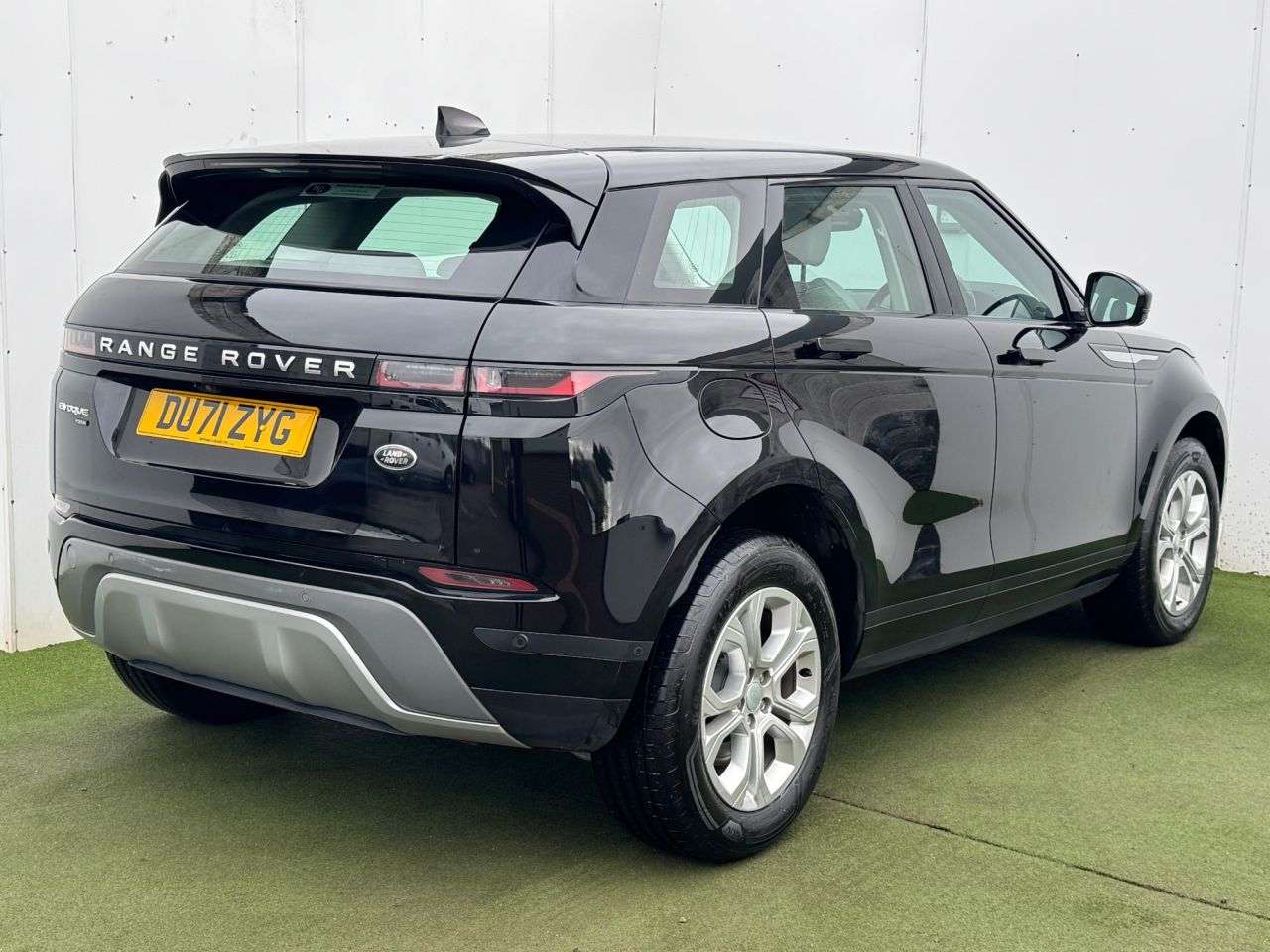 A 2021 LAND ROVER RANGE ROVER EVOQUE 1.5 P300e 12.2kWh S SUV 5dr Petrol Plug-in Hybrid Auto 4WD Euro 6 (s/s) (30 A 2021 LAND ROVER RANGE ROVER EVOQUE 1.5 P300e 12.2kWh S SUV 5dr Petrol Plug-in Hybrid Auto 4WD Euro 6 (s/s) (30