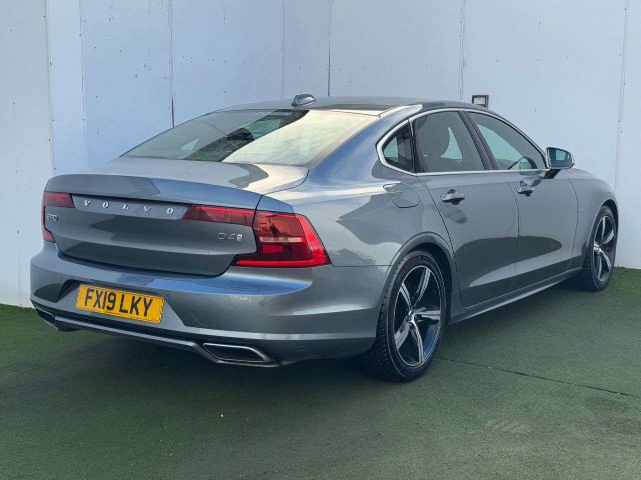 A 2019 VOLVO S90 2.0 D4 R-Design Saloon 4dr Diesel Auto Euro 6 (s/s) (190 ps) A 2019 VOLVO S90 2.0 D4 R-Design Saloon 4dr Diesel Auto Euro 6 (s/s) (190 ps)