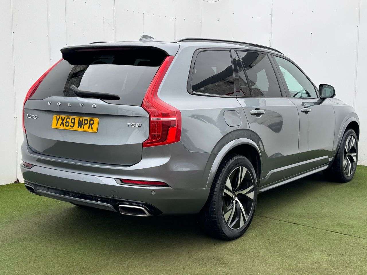 A 2019 VOLVO XC90 2.0h T8 Twin Engine 11.6kWh R-Design SUV 5dr Petrol Plug-in Hybrid Auto 4WD A 2019 VOLVO XC90 2.0h T8 Twin Engine 11.6kWh R-Design SUV 5dr Petrol Plug-in Hybrid Auto 4WD