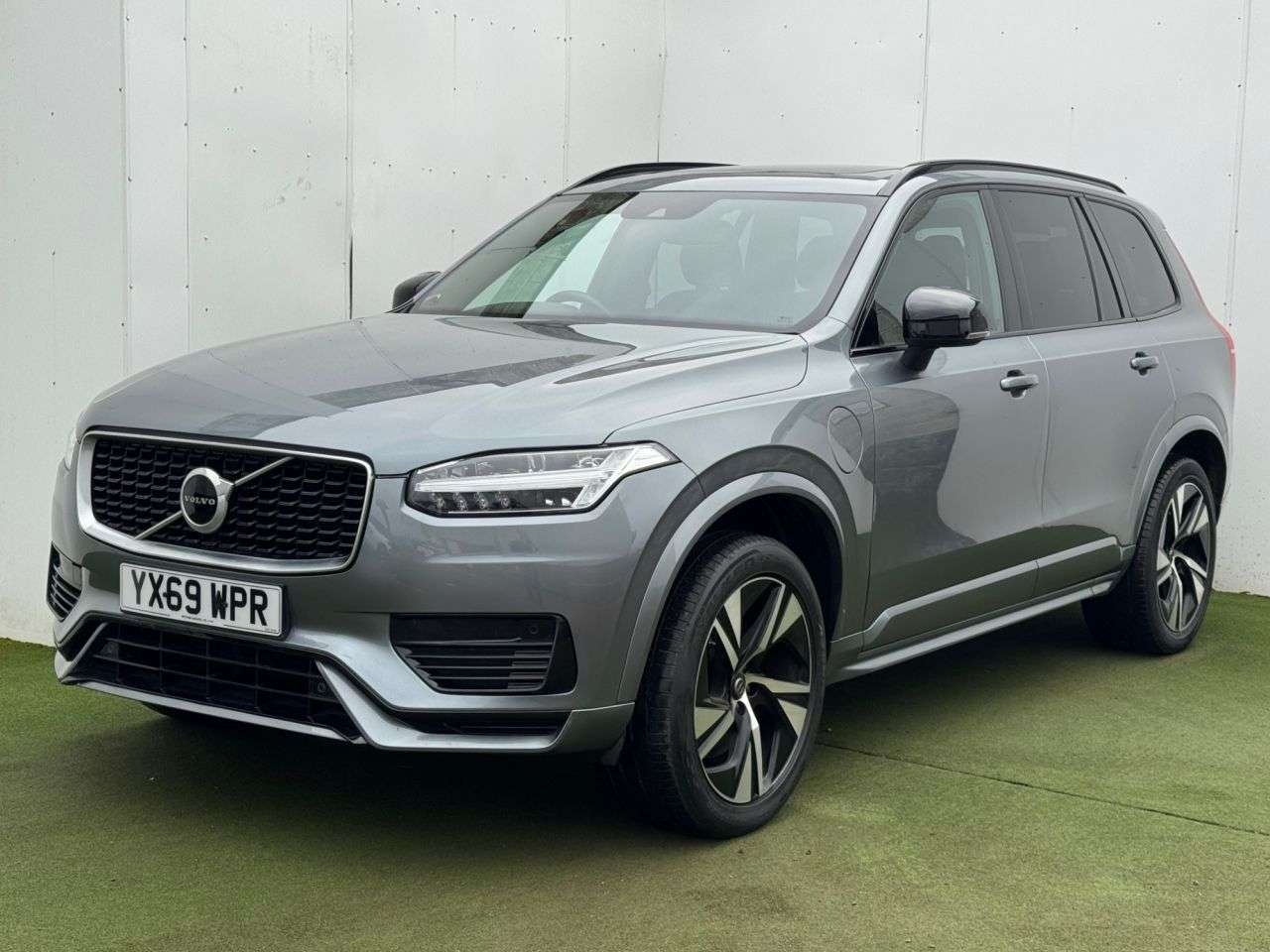 A 2019 VOLVO XC90 2.0h T8 Twin Engine 11.6kWh R-Design SUV 5dr Petrol Plug-in Hybrid Auto 4WD A 2019 VOLVO XC90 2.0h T8 Twin Engine 11.6kWh R-Design SUV 5dr Petrol Plug-in Hybrid Auto 4WD