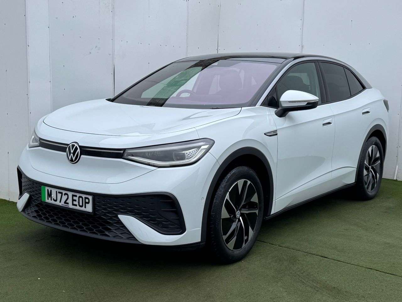 A 2022 VOLKSWAGEN ID.5 Pro Performance 77kWh Style SUV 5dr Electric Auto (204 ps) A 2022 VOLKSWAGEN ID.5 Pro Performance 77kWh Style SUV 5dr Electric Auto (204 ps)