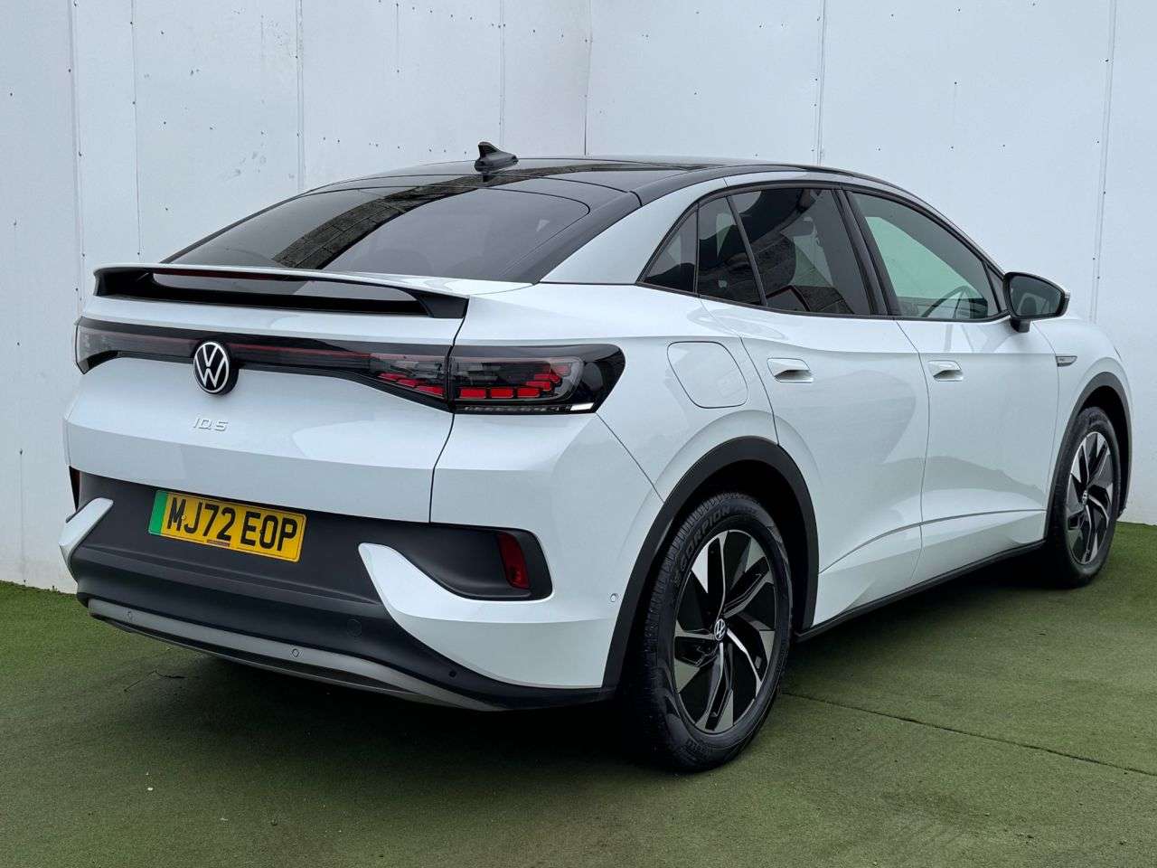 A 2022 VOLKSWAGEN ID.5 Pro Performance 77kWh Style SUV 5dr Electric Auto (204 ps) A 2022 VOLKSWAGEN ID.5 Pro Performance 77kWh Style SUV 5dr Electric Auto (204 ps)